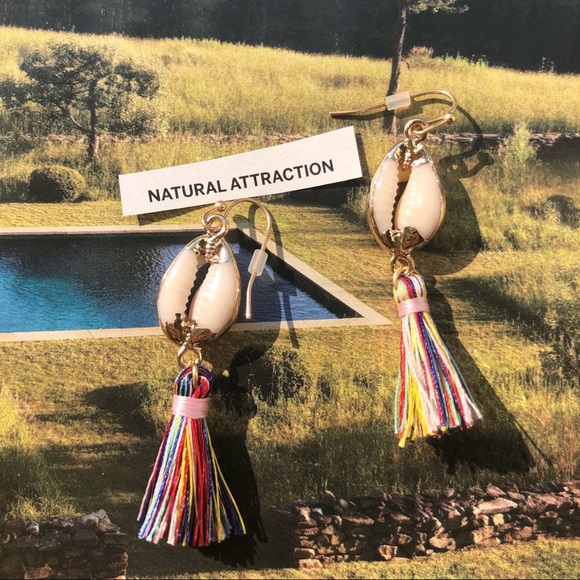 🦄 3/$25 So-CAL Cleopatra Seashell Tassel Earrings - Picture 3 of 4